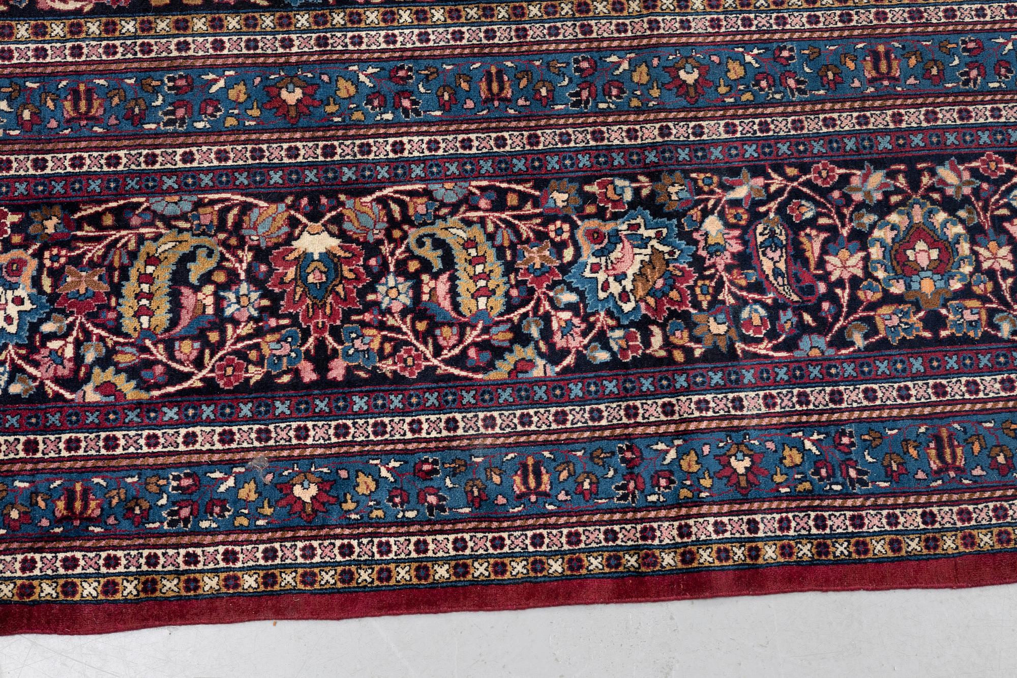 Matta antik Meshed, signerad Amoghli, ca 526,5 x 356 cm.