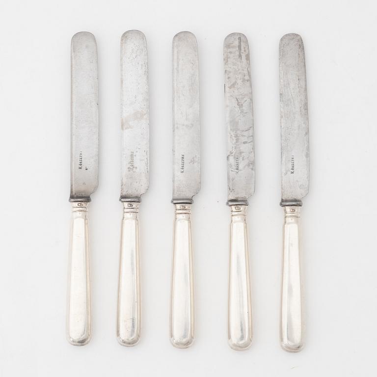 Karl Fabergé, five silver knives, with original steel blades, Moscow circa 1900.