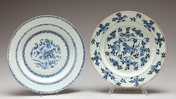 TALLRIKAR, porslin, 2 st. Kina, Qianlong (1736-1795).