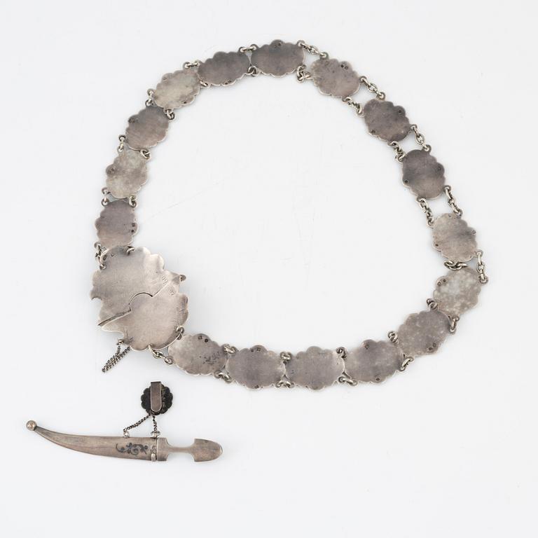 Skärp samt hänge, silver, omkring år 1900.