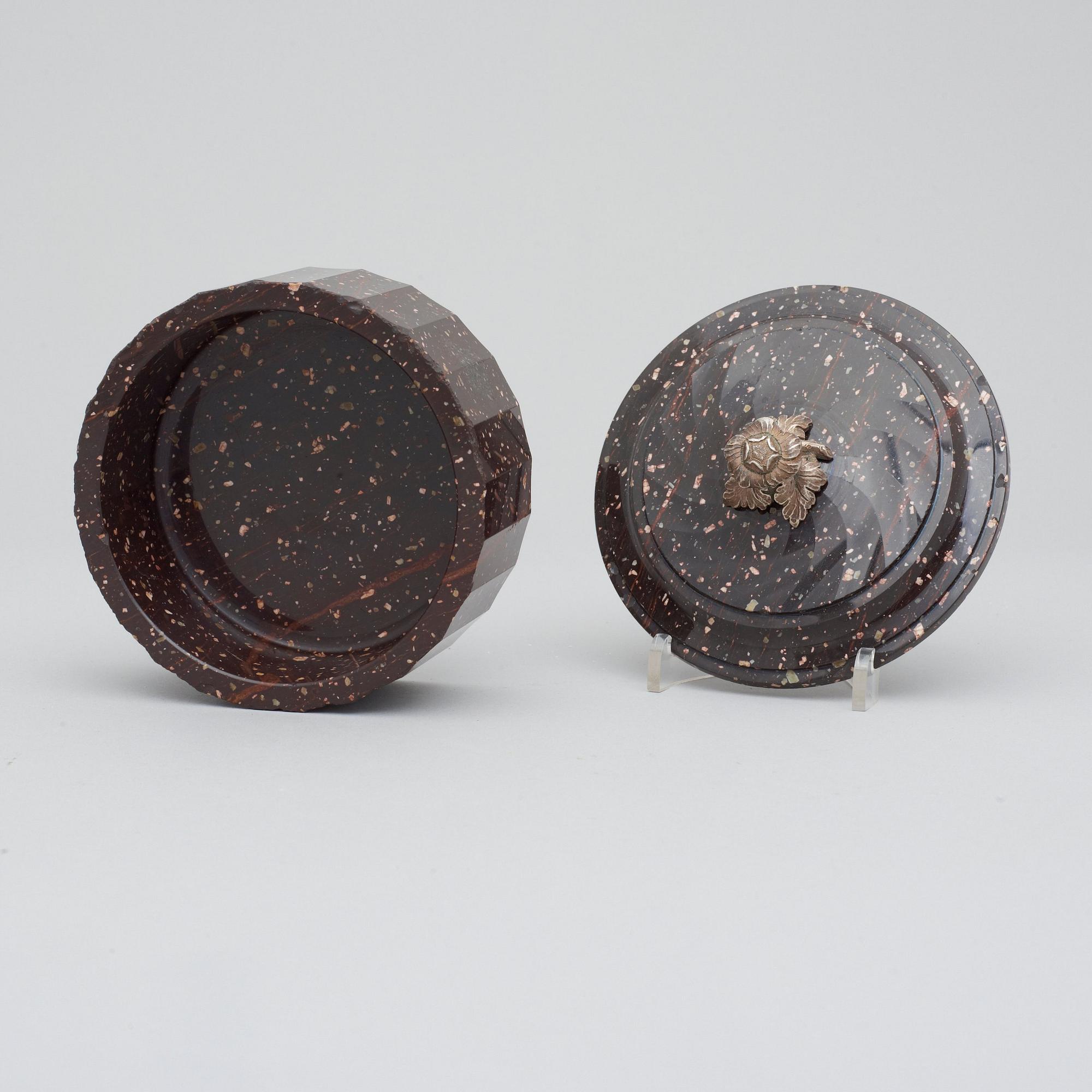 SMÖRASK MED LOCK. Älvdalen, 1800-talets början. Empire.