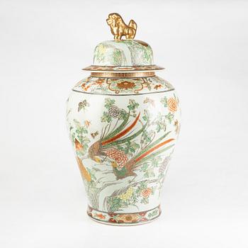 A Chinese porcelain jar, 20th Century.