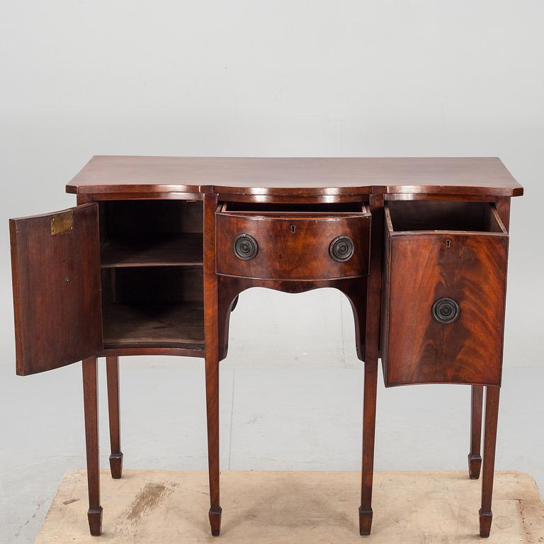 SIDEBOARD, Regencystil, England, 1900-talets början.