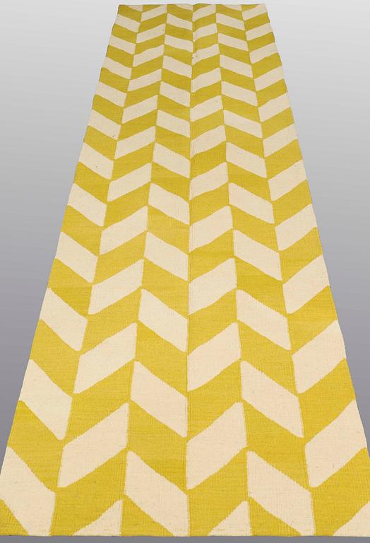 Gallerimatta, slätväv, ca 387 x 88 cm.