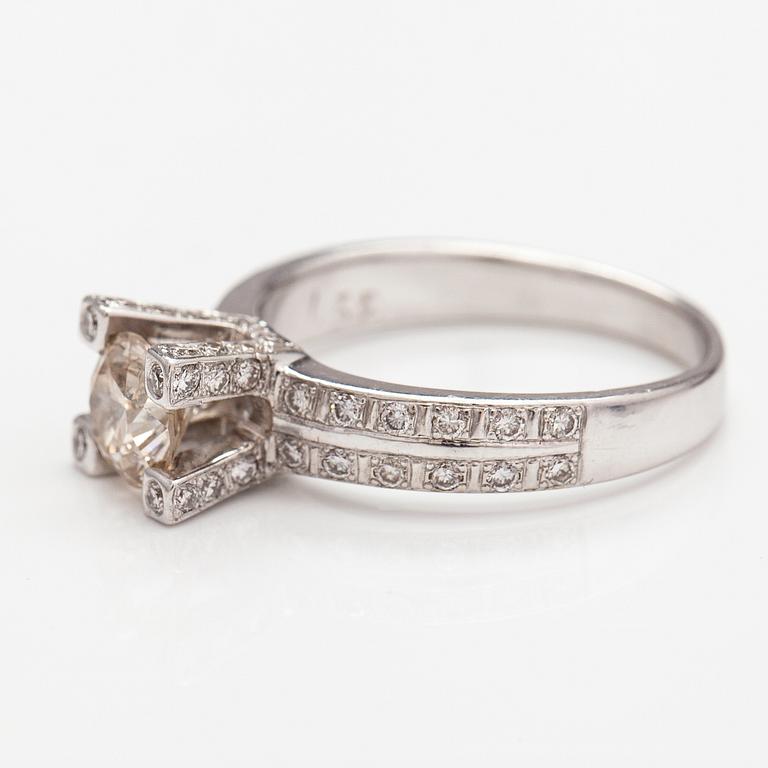 Ring, 18K vitguld, diamanter ca 1.55 ct tot.