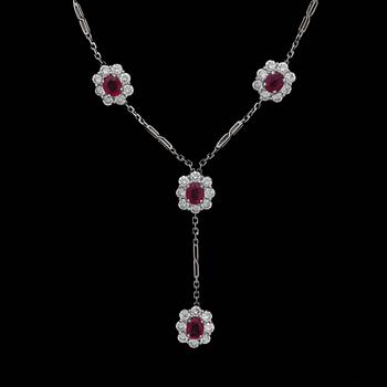 223. An oval cut ruby necklace, tot. app. 2.80 cts with brilliant cut diamonds, tot. 2.60 ct.