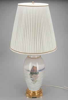 PÖYTÄVALAISIN, posliinia sekä kullattua messinkiä, Bing & Gröndahl, Tanska 1900-luvun alku.