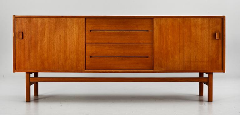 SIDEBOARD, "Arild", Nils Jonsson för Troeds, Bjärnum, 1900-talets tredje kvartal.