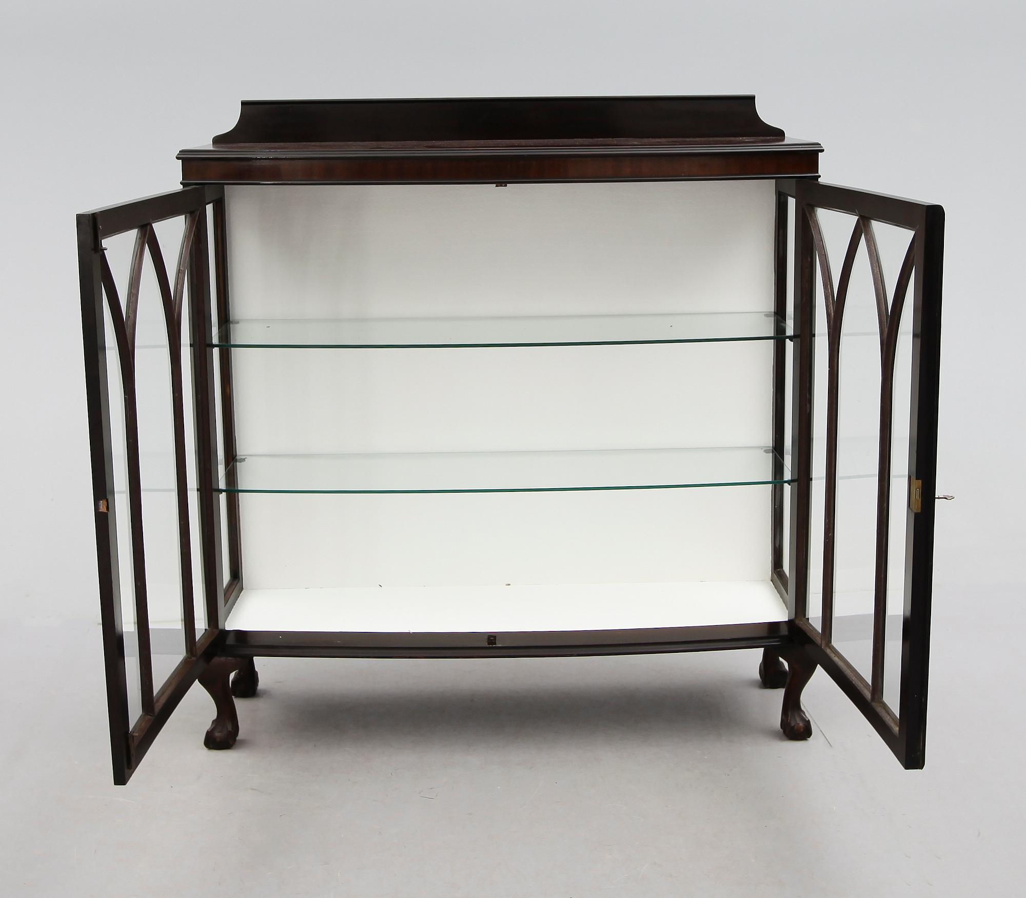 VITRINSKÅP, England, 1900-talets första hälft.