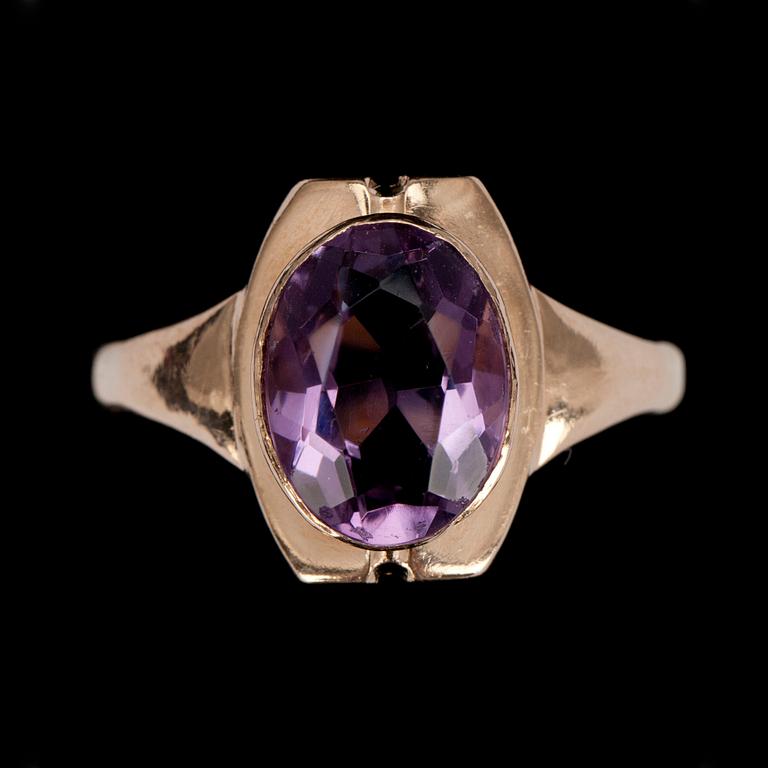 RING, guld 18K, fasettslipad lila sten. V.F.Tiihonen Villmanstrand 1952. Vikt 4,5 g.