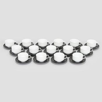 Tapio Wirkkala, teekuppeja alusvateineen, "Variaatio"  15 kpl,  Rosenthal Studio-line, Saksa 1960-luku.