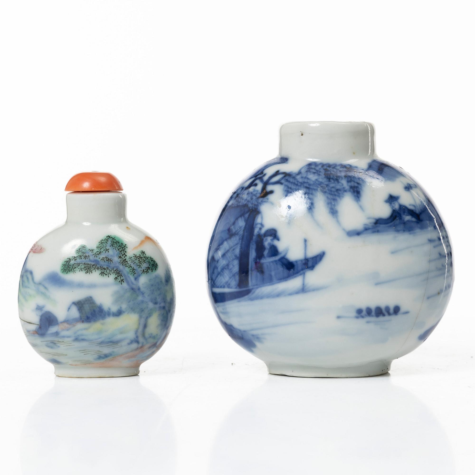 Snusflaskor, två stycken, porslin, Kina, sen Qingdynasti/1900-tal.