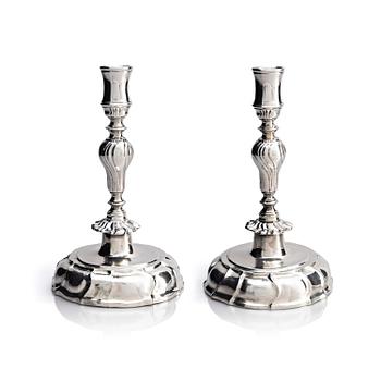 244. Johann Georg Rahm, ljusstakar, ett par, silver, Rostock ca 1770. Rokoko.