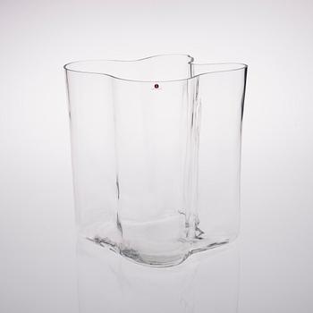 VAS, "Aalto"-vas. Sign. Alvar Aalto 75/1990.