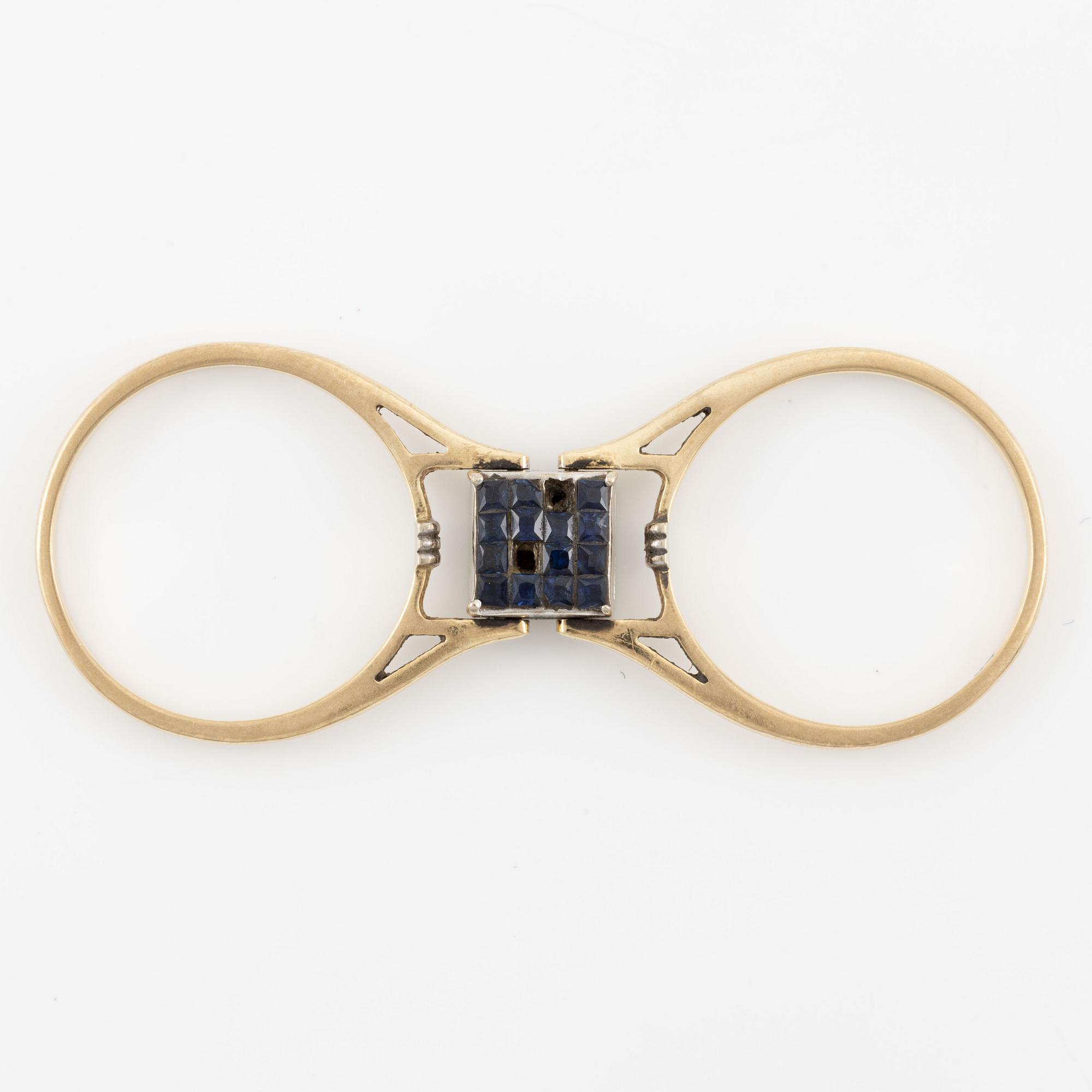 Ring in 14K gold set with princess-cut diamonds and blue stones.