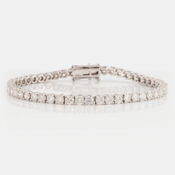 973. An 18K white gold tennis bracelet set with round brilliant-cut diamonds.