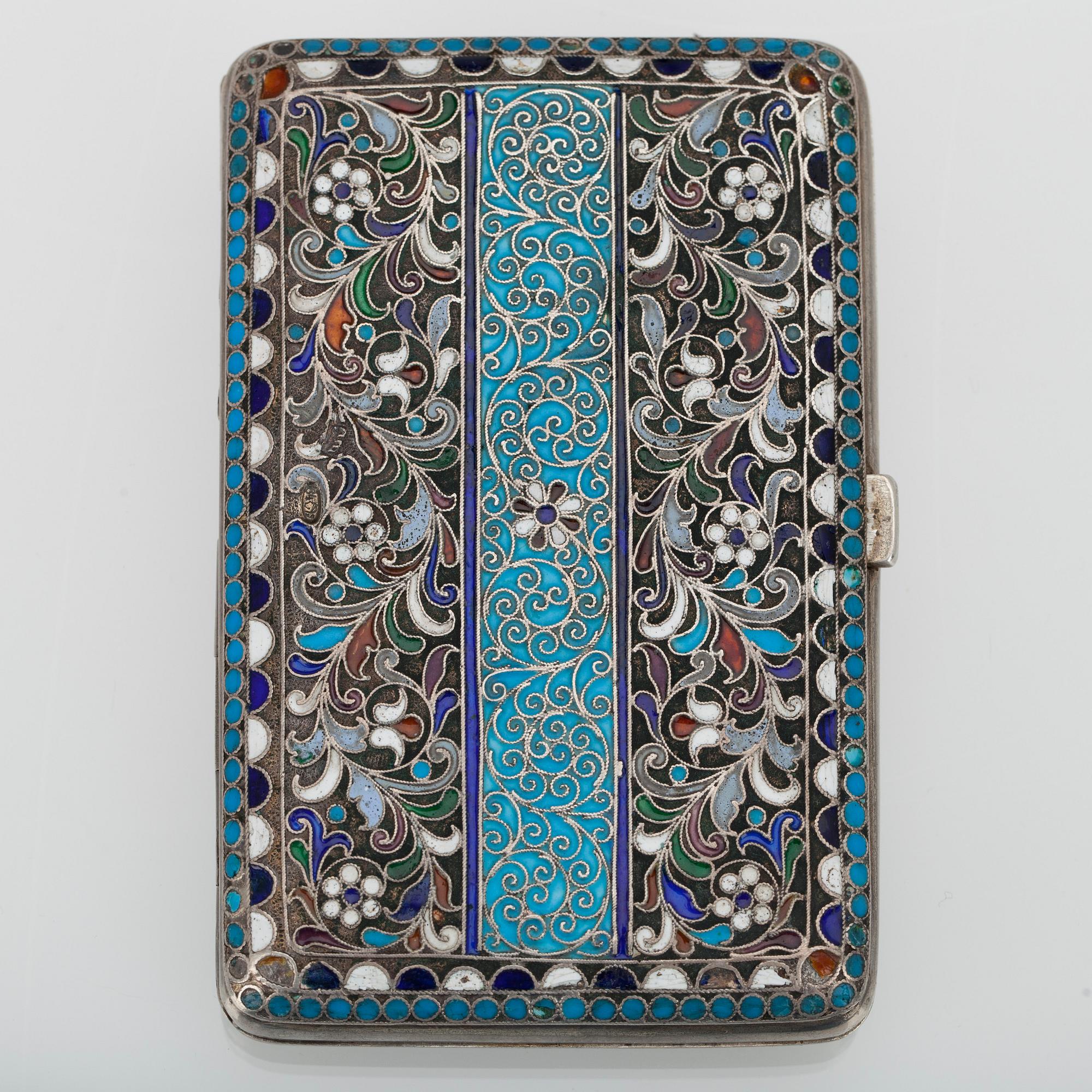 CIGARRETTETUI, 84 silver, cellemalj. Kontrollmästare Ivan Lebedkin Moskva Ryssland 1899. Vikt 149,7 g.