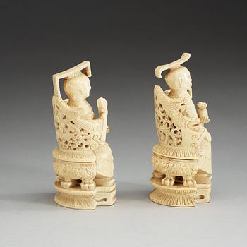 A pair of carved ivory figures, late Qing dynasty.