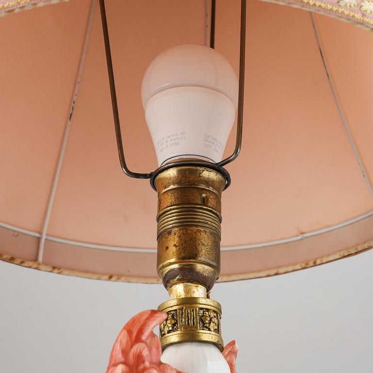 A German porcelain and wooden table lamp, 1930/40s.