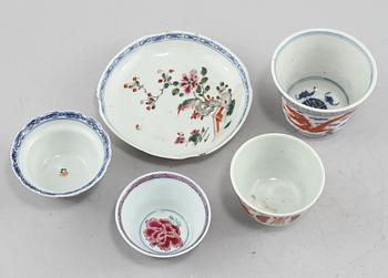 KOPP MED FAT samt KOPPAR, 3 st, porslin, Kina, 1700/1800/1900-tal.