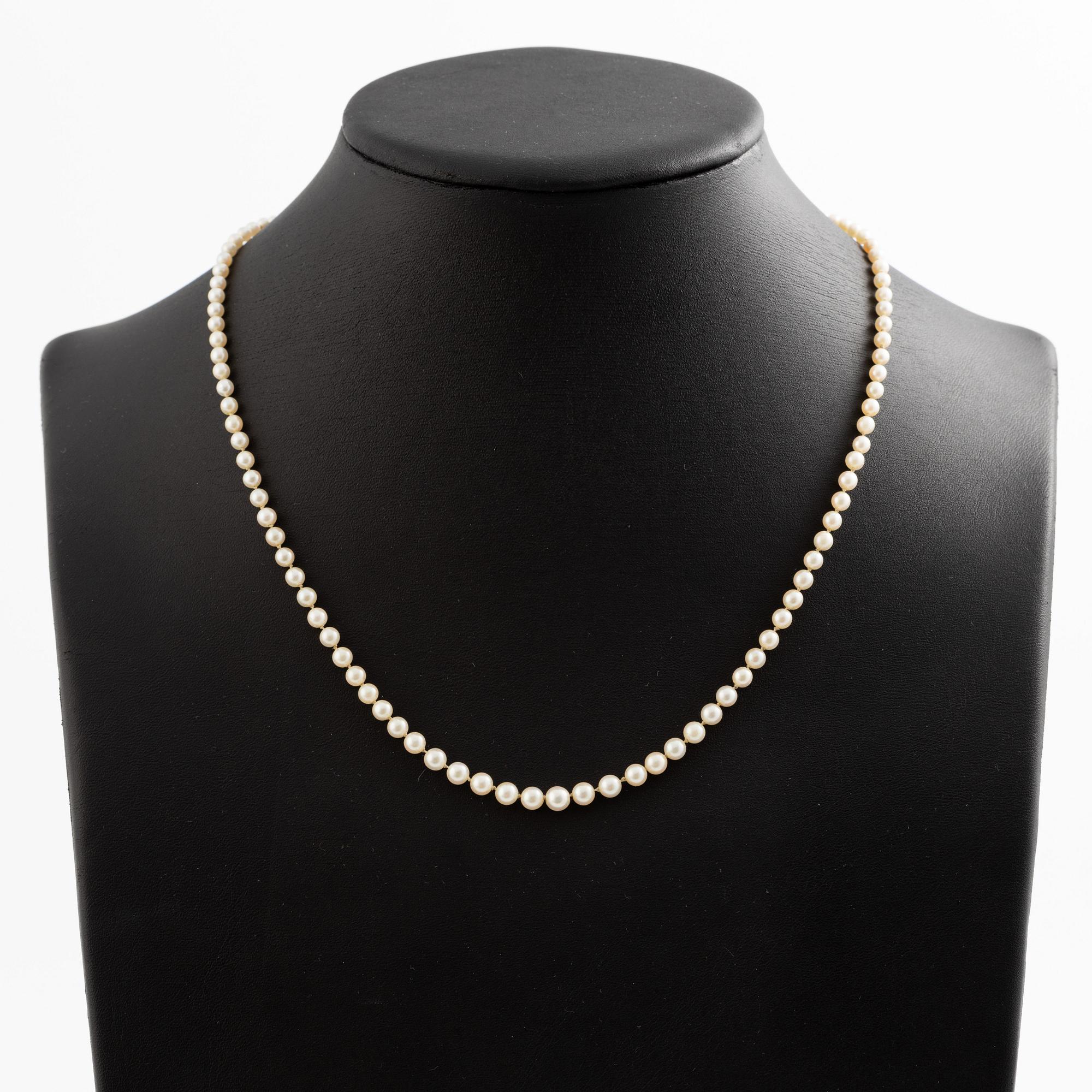 Necklace of cultured pearls with a clasp in 18K gold set with a blue stone.