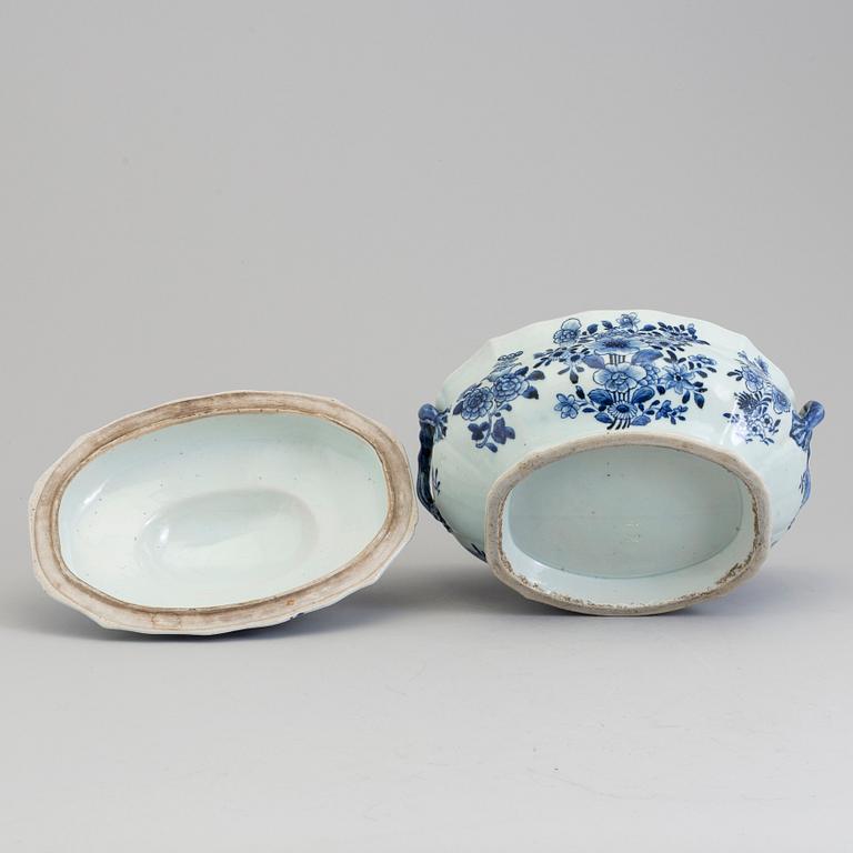 A blue and white tureen with cover, Qing dynasty, Qianlong (1736-95).