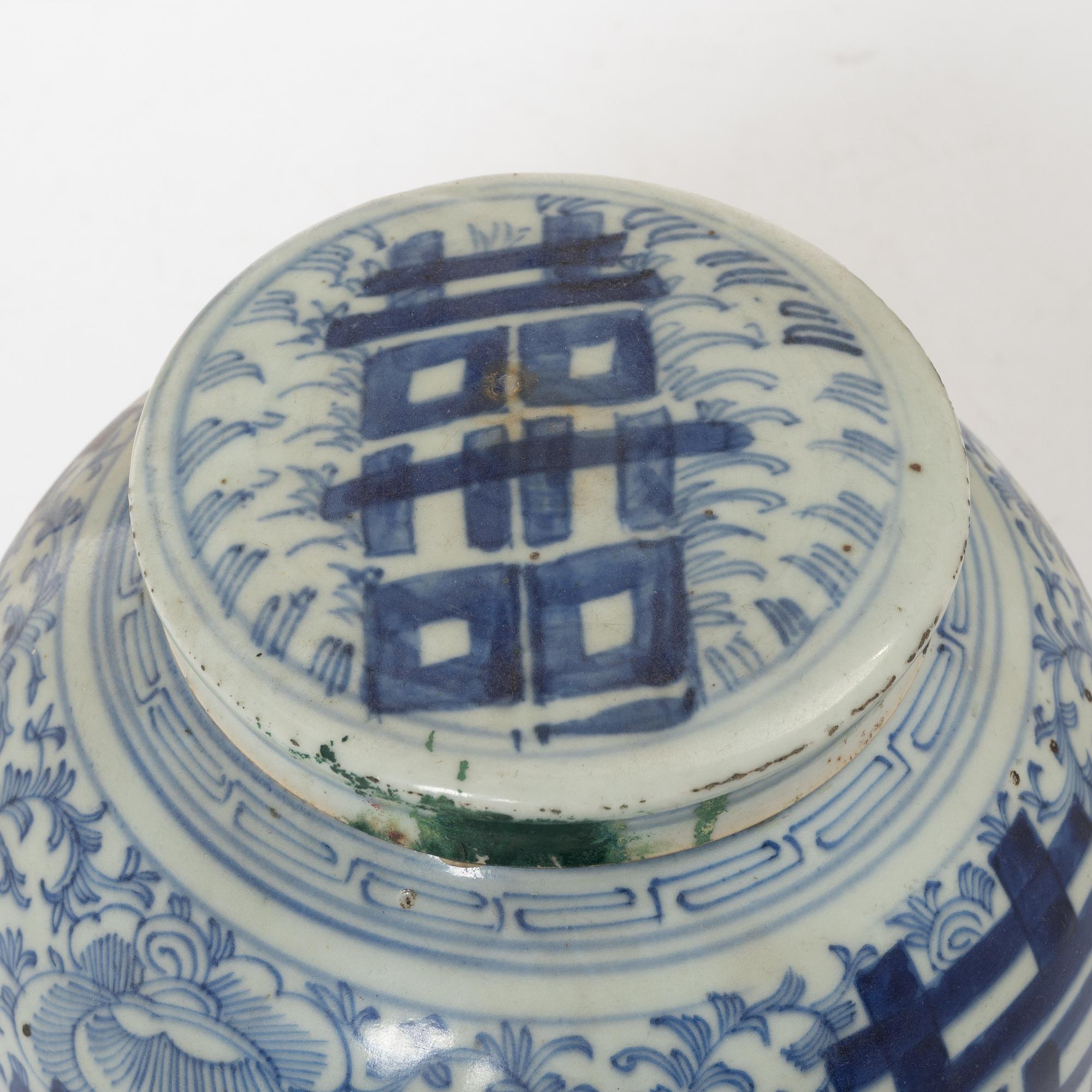 A Chinese blue and white porcelain jar with cover, Qing dynasty, 19th century.