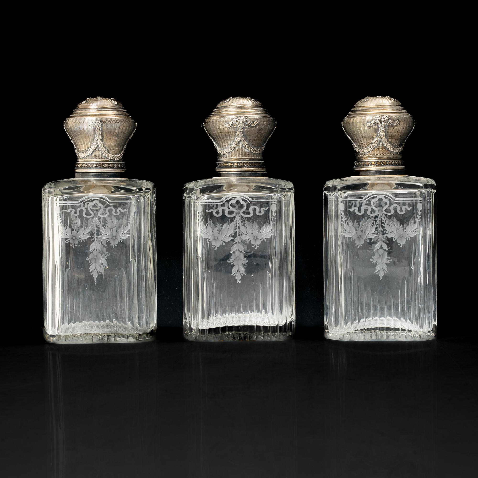 Flakonger, 3 st, silver och glas, Frankrike, sent 1800-tal.
