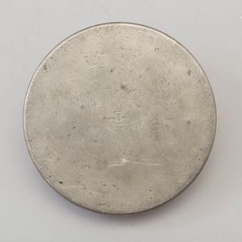 ANNA PETRUS, troligen. Ask med lock, tenn, CG Hallberg, Stockholm, 1934.