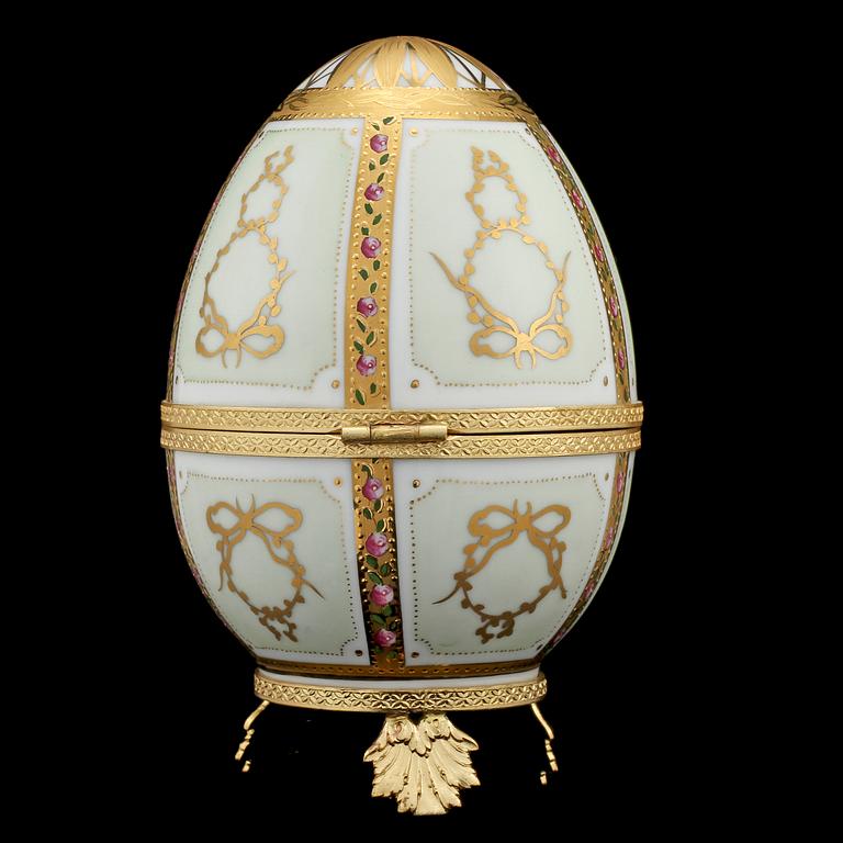 ÄGG, Fabergé collection, "Love Doves Egg", porslin och förgyllt silver, Limoges, Frankrike, 1900-talets andra hälft.