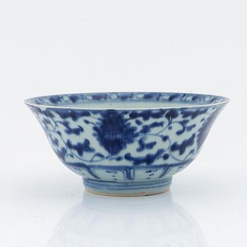 Kruka, skål, samt två fat, porslin. Kina, Qingdynastin, 1800-tal.