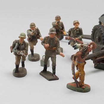 Ca 210 toy soldiers, mostly tin soldiers and from Elastolin, first half of/mid 20th century.