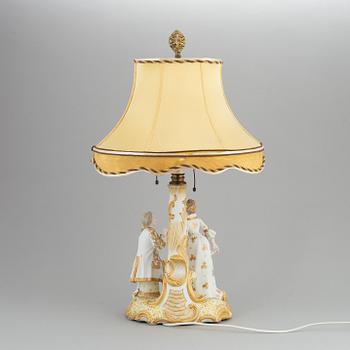 BORDSLAMPA, porslin, rokokostil, 1900-talets första hälft.