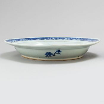 A blue and white export serving dish and three plates, Qing dynasty, Qianlong (1736-95).