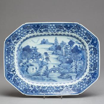 A chinese porcelain 18th century serving dish.
