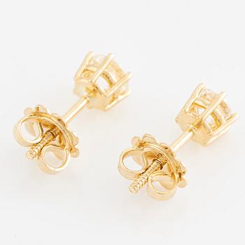 Örhängen 18K guld med briljantslipade diamanter.