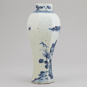 A blue and white export porcelain vase, Qing dynasty, Qianlong (1736-95).