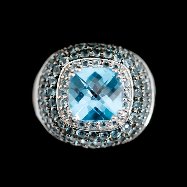 RING, 14 k vitguld, blå topaser ca 8.0 ct. Total vikt ca 13 g.