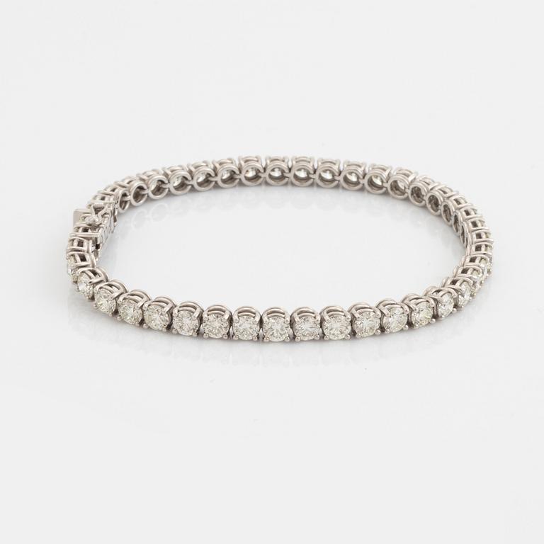 Brilliant-cut diamond tennis bracelet.