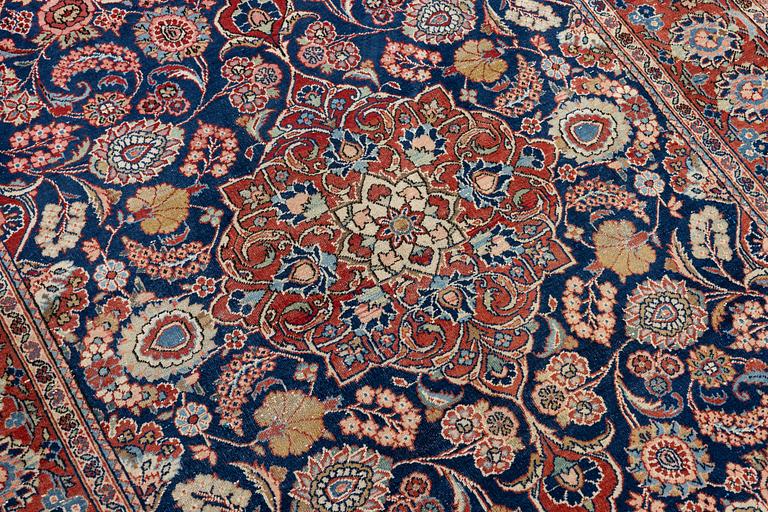 A pair of antique Keshan rugs, central persia, c. 205 x 137 cm.
