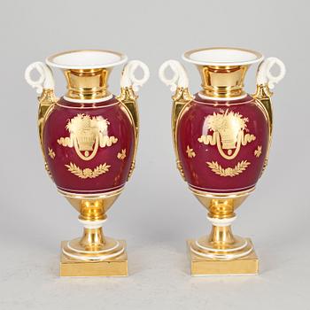 URNOR, ett par, porslin, Nordeuropa, senempire, omkring 1800-talets mitt.