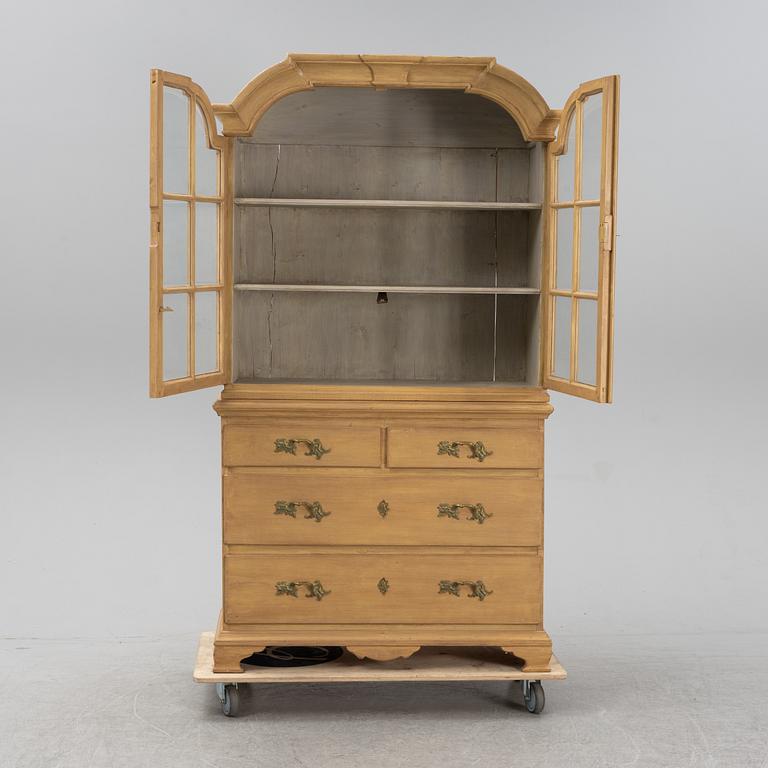 Vitrinskåp, samtida med äldre delar.