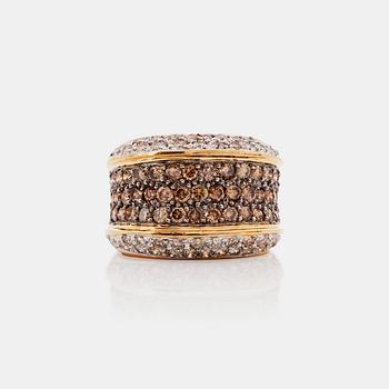 1293. A brown and white brilliant-cut diamond, 1.11 cts in total according to engraving, ring.