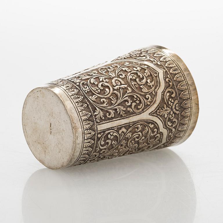 Bägare, silver, sannol. Indien, finska kontrollstämplar Helsingfors 1972.