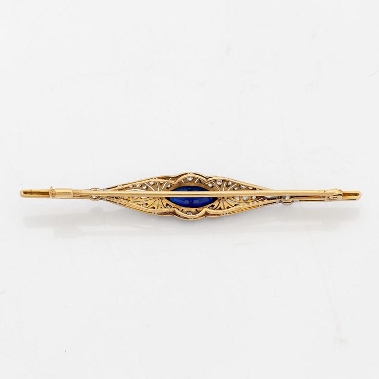 Brosch med små  rosen och gammalslipade diamanter samt syntetisk safir.