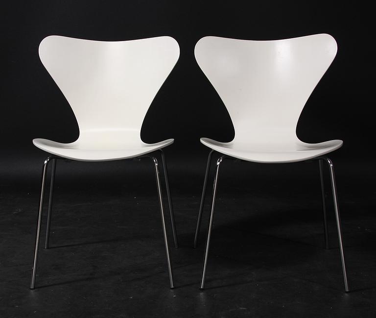 STOLAR, ett par, "Sjuan", Arne Jacobsen för Fritz Hansen, 2001.