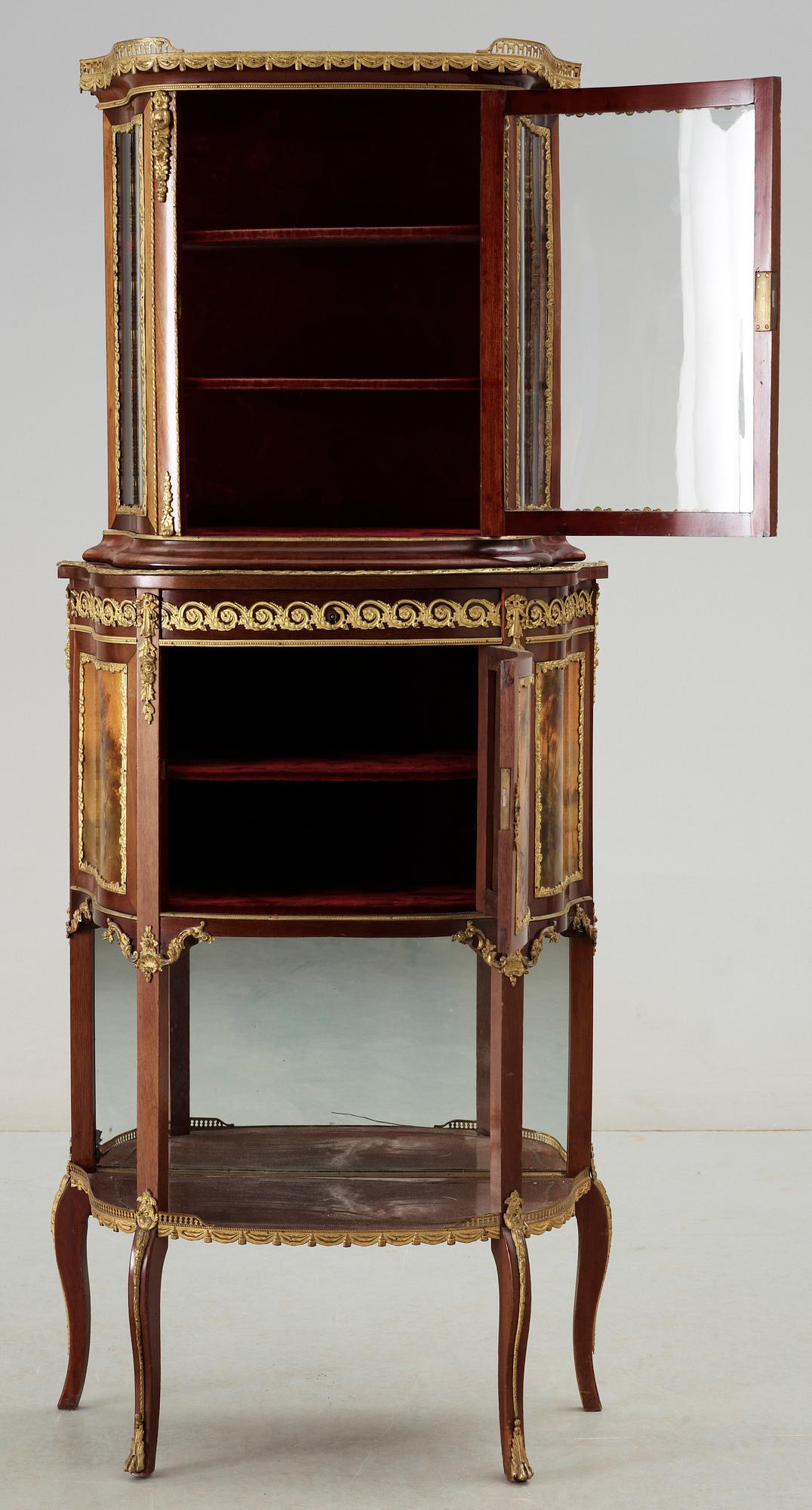 VITRINSKÅP, Louis XVI stil, 1900-talets första hälft.