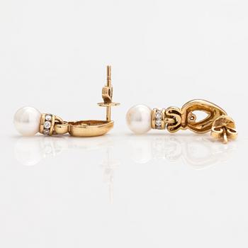 A pair of 14K gold earrings with cultured pearls and diamonds ca. 0.25 ct in total.