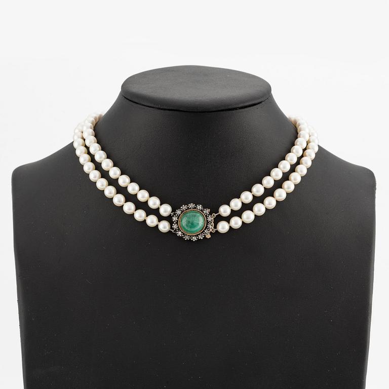 Pearl necklace, double-stranded with cultured pearls, clasp in 18K gold and silver with cabochon-cut emerald and rose-cut diamonds.