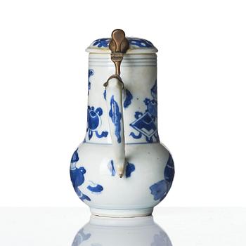 Kanna med lock, porslin. Qingdynastin, Kangxi (1662-1722).